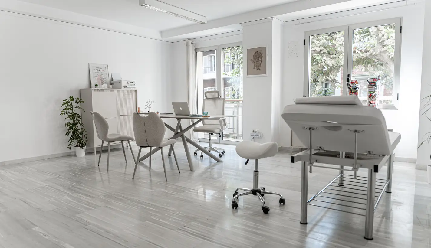 Consulta luminosa en Dénia con sillón para la fotobiomodulación