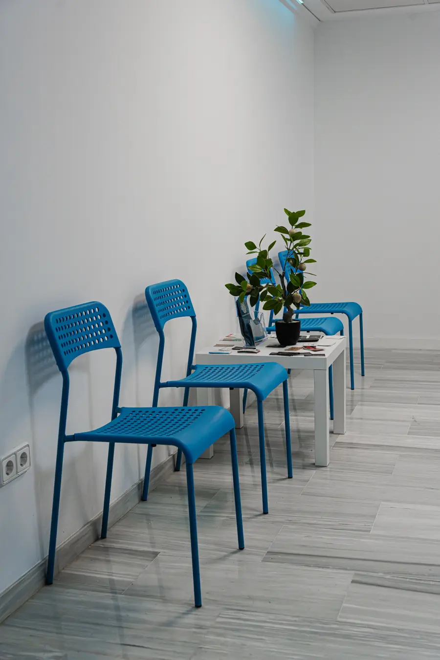 Sala de espera tranquila de la consulta en Dénia